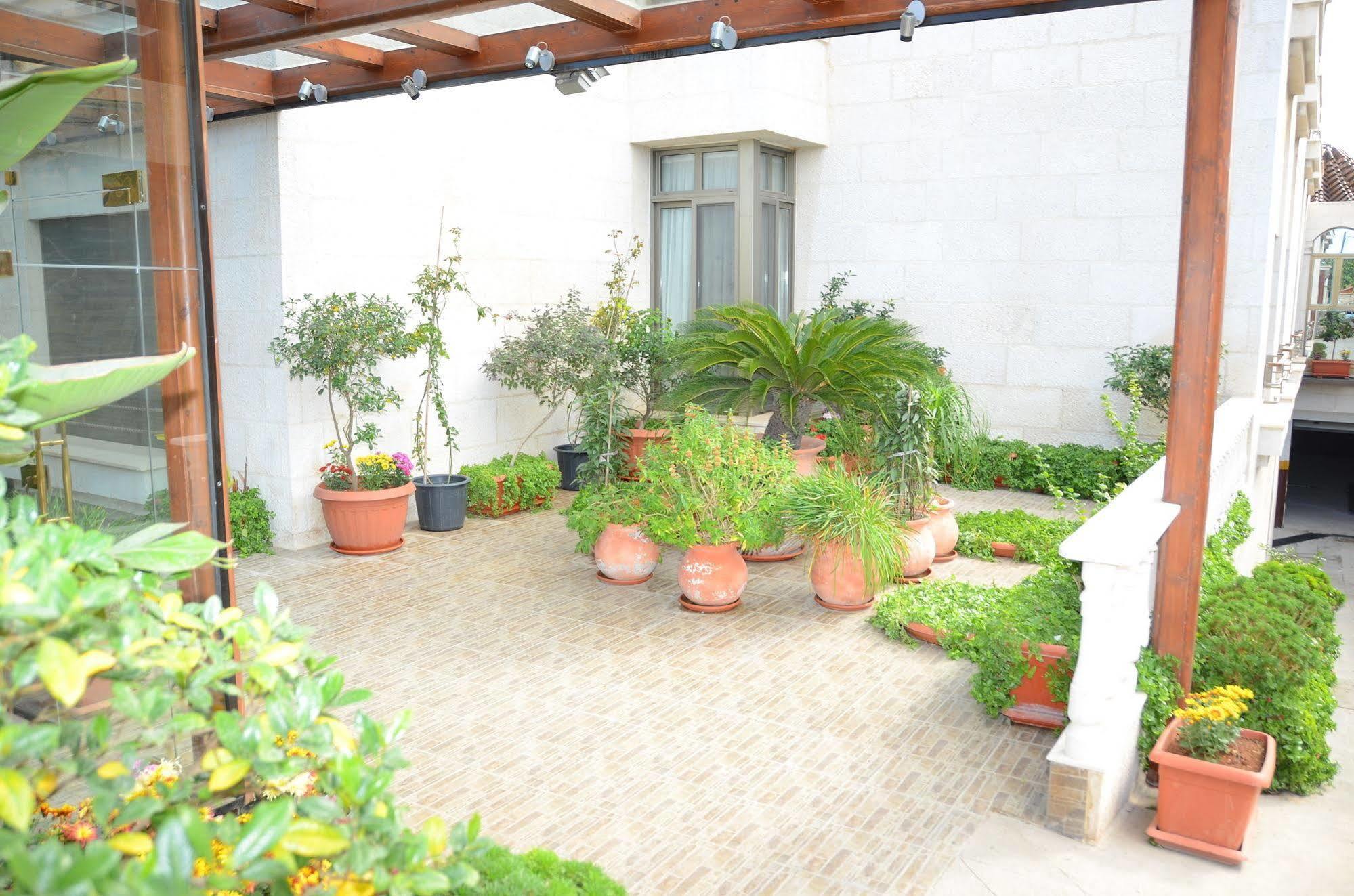 Jad Hotel Suites Amman Esterno foto